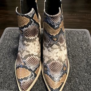 👢🤗👢FUN Multicolored ankle high western booties Size 8 1/2.